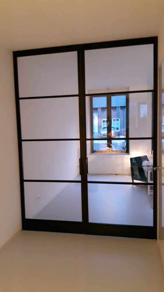 Dubbele stalen taatsdeuren met het FritsJurgens taats systeem. Het enige taats systeem in een omgeving met vloerverwarming.